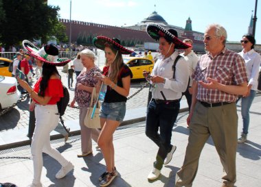 Moskova, Rusya - 16 Haziran 2018: FIFA Dünya Kupası, Moskova 2018. Şehir merkezinde farklı ülkelerden turistler ve taraftarlar yürüyor.