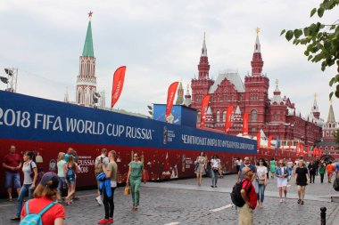 Moskova, Rusya - 16 Haziran 2018: FIFA Dünya Kupası, Moskova 2018. Şehir merkezinde farklı ülkelerden turistler ve taraftarlar yürüyor.