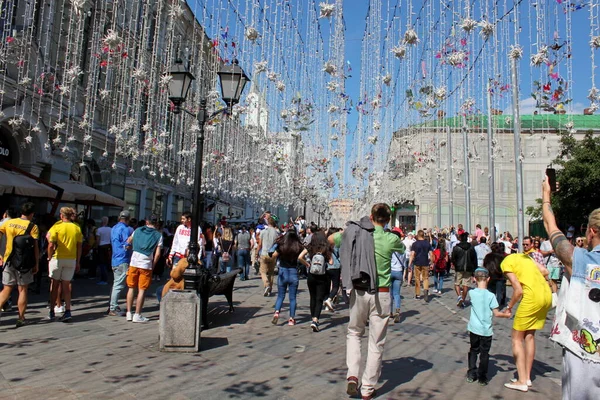 Moskova, Rusya - 30 Haziran 2018: FIFA Dünya Kupası, Moskova 2018. Şehir merkezinde farklı ülkelerden turistler ve taraftarlar yürüyor.
