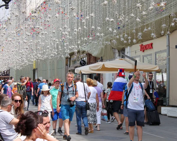 Moskova, Rusya - 16 Haziran 2018: FIFA Dünya Kupası, Moskova 2018. Şehir merkezinde farklı ülkelerden turistler ve taraftarlar yürüyor.