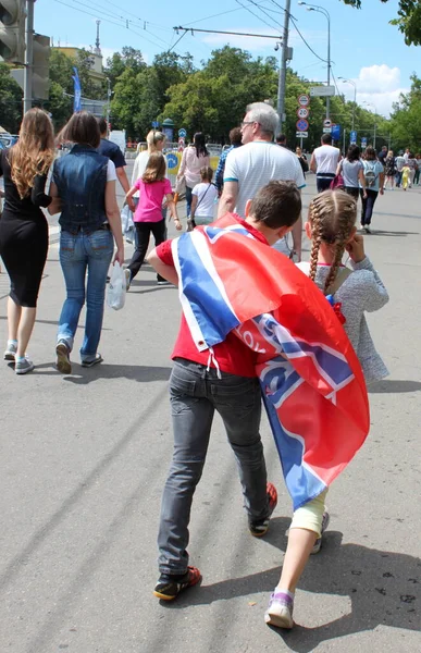 Moskova, Rusya - 16 Haziran 2018: FIFA Dünya Kupası, Moskova 2018. Şehir merkezinde farklı ülkelerden turistler ve taraftarlar yürüyor.