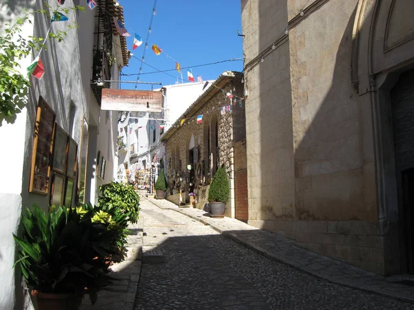 Calle Con Pequeñas Casas Antiguas Está Decorada Con Banderas Diferentes — Foto de Stock