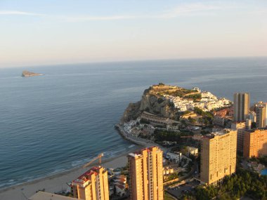 Yüksek binaların, mavi denizin ve otellerin penceresinden manzara. Costa Blanca 'da güneşli bir gün. Benidorm, İspanya