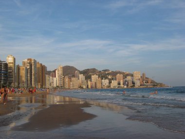 Benidorm, İspanya - Eylül, 4, 2007 insanlar denizde yüzüyor ve plajda dinleniyorlar. Costa Blanca 'da güneşli bir gün. Benidorm, İspanya