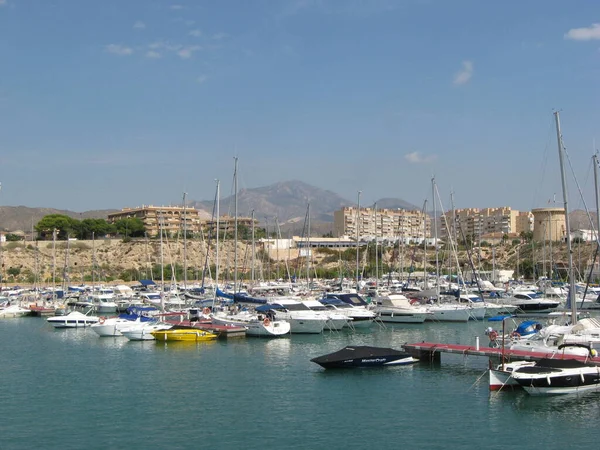 Benidorm, İspanya - Eylül, 4, 2007 Yatlar ve limanda tekneler. Costa Blanca 'da güneşli bir gün. Benidorm, İspanya