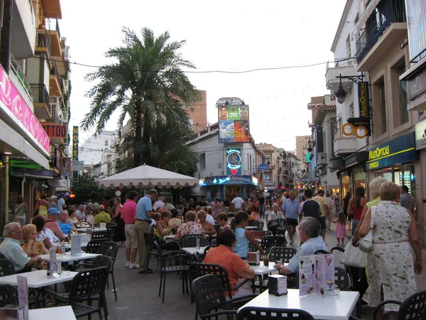 Benidorm, İspanya - Eylül, 4, 2007 İnsanlar sokak kafelerinde oturur ve sokaklarda yürür. Costa Blanca 'da güneşli bir gün. Benidorm, İspanya
