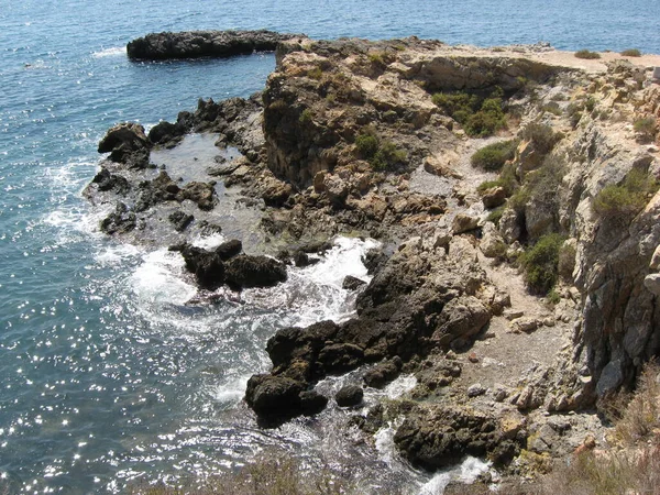 Kayalar ve deniz. Costa Blanca 'da güneşli bir gün. Benidorm, İspanya