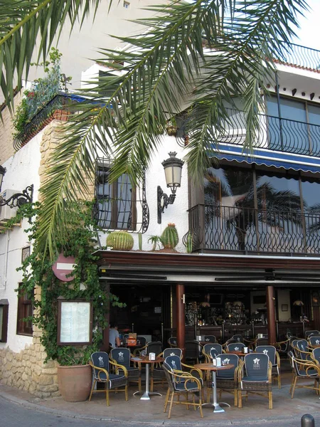 Benidorm, İspanya - Eylül, 4, 2007 İnsanlar sokak kafesinde oturuyor. Costa Blanca 'da güneşli bir gün. Benidorm, İspanya
