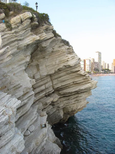 Kayalar ve deniz. Costa Blanca 'da güneşli bir gün. Benidorm, İspanya