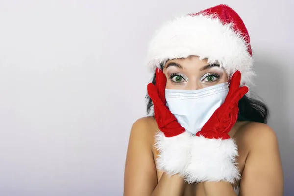 Giovane Donna Bruna Vestita Costume Babbo Natale Con Mani Sulla — Foto Stock