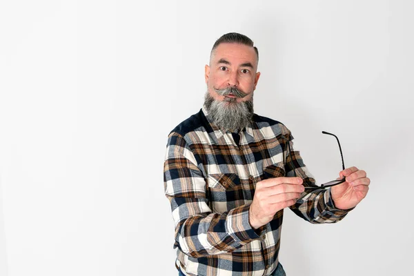 Skäggig Man Rutig Skjorta Och Hipster Utseende Sätta Roligt Uttryck — Stockfoto