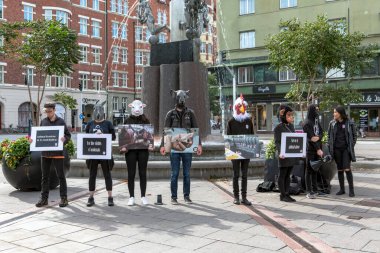Malmo, Skne, İsveç; 09 / 070 / 2019. Eylemciler hayvanları desteklemek için protesto ediyorlar. Hayvan kafası ve tabelaları olan insanlar hayvanların haklarını ve özgürlüklerini talep ediyorlar..