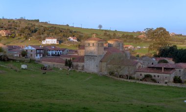 Santillana del Mar, İspanya 'nın Cantabria kentindeki Santa Juliana kolej kilisesi manzaralı ortaçağ kasabası, bölgedeki en temsili Roma eserlerinden biri..