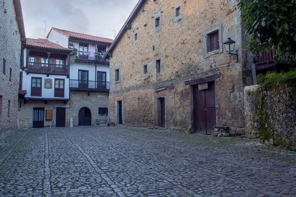 Calle Con Suelo Empedrado Famosa Medieval Ciudad Santillana Del Mar — Foto de Stock