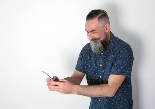 Vit Årig Skäggig Hipster Tittar Sin Mobiltelefon Med Ett Glatt — Stockfoto