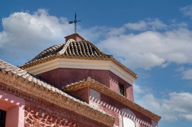 Gökyüzü manzarası ve İspanya 'nın Murcia eyaletinin Totana kasabasındaki Santa Eulalia inzivasının kubbesi. 16. yüzyılda inşa edilmiş.