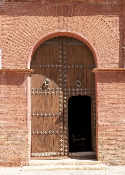 中世の扉とスペインのムルシア州トターナの町のサンタ エウラリアの庵でムデハル様式 16世紀に建てられました — ストック写真