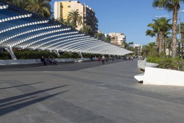 05-10-2021. Torrevieja, Alicante, İspanya. Paseo Vista Alegre, Torrevieja Denizcilik Kulübü 'nün yanında yer alır ve çok popüler bir turistik bölgedir. Sahilin muhteşem manzarasının tadını çıkarırken sessizce yürüyebileceğiniz bir cadde..
