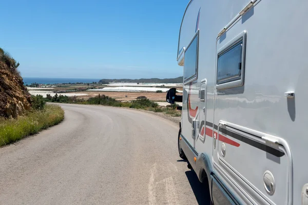 Horquilla Gire Una Carretera Secundaria Donde Hay Una Autocaravana Pie —  Fotos de Stock