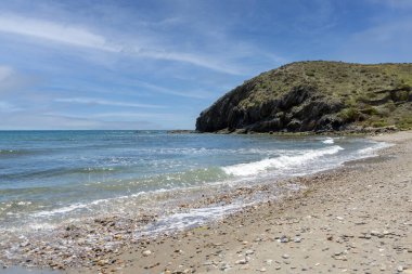 Bolnuevo, Mazarron, İspanya 'nın ıssız plajları. İnce kum, kayalık alan ve turkuaz sularla