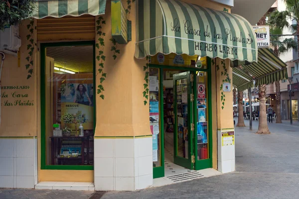 05-10-2021. Torrevieja, Alicante, İspanya. Torrevieja Alicante İspanya 'nın merkezinde bulunan Herbalist mağazası LA CASA de LAS PLANTAS (bitki evi)