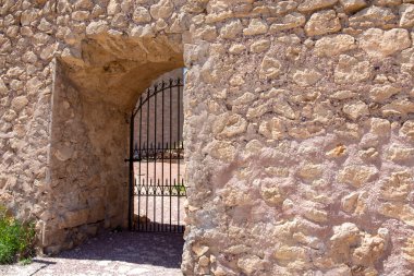 Ortaçağ 'da kalenin korunması için geniş taş duvarlı ızgara kapısı..