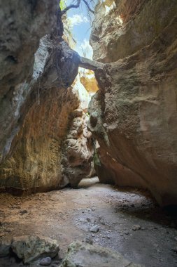 Doygunluk ya da mağara, içeriden bakıldığında, bir ışın şeklinde güneş ışığının girişini takdir edebilir..