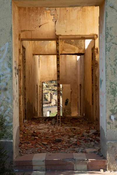 時間と破壊によって放棄され破壊された家 壊れた壁と床のレンガの遺跡と階段を下って — ストック写真