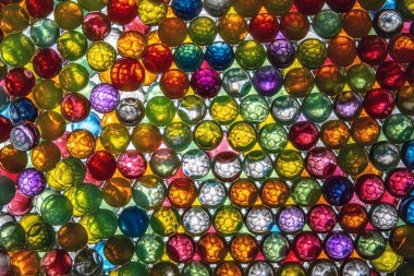 İçinde hücre şekilleri olan renkli toplar eşsiz ve büyüleyici bir etki yaratıyor..