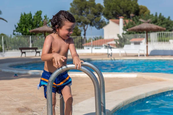 Bagnato Ragazzo Appena Fuori Dalla Piscina Guarda Acqua Sorride Con — Foto Stock