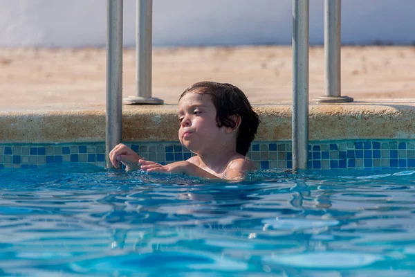 Bambino Acqua Nella Piscina Vicino Alla Scala — Foto Stock