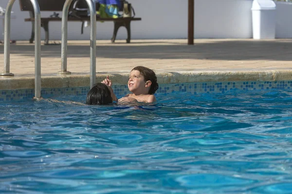 Piccolo Ragazzo Caucasico Con Madre Piscina Godendo Una Bella Giornata — Foto Stock