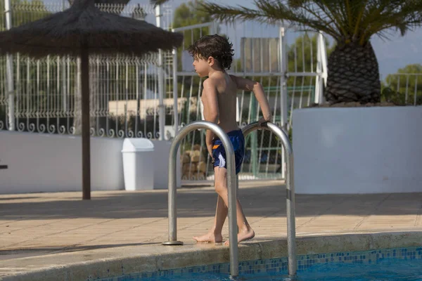 Bambino Che Sale Scale Della Piscina — Foto Stock