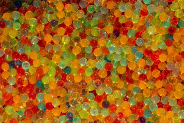 Bir sürü farklı renkli hidrojel topları. Çok renkli orbi seti. Oyunlar için kristal su boncukları. Arkaplan ya da dokular için ideal