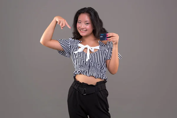 Счастливая Улыбчивая Молодая Китаянка Показывает Кредитную Карту — стоковое фото