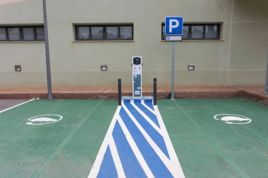 Kamu elektrikli arabaları şarj etmek için kullanılan makineyle işaretlenmiş yer, iki yer..