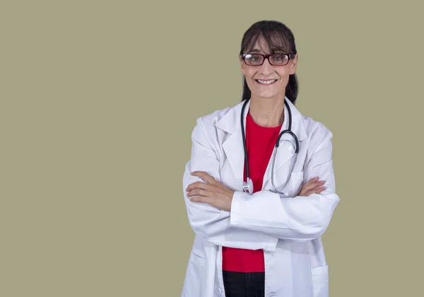 45岁的友好女医生 戴着眼镜 双臂交叉 直视前方 面带微笑 — 图库照片