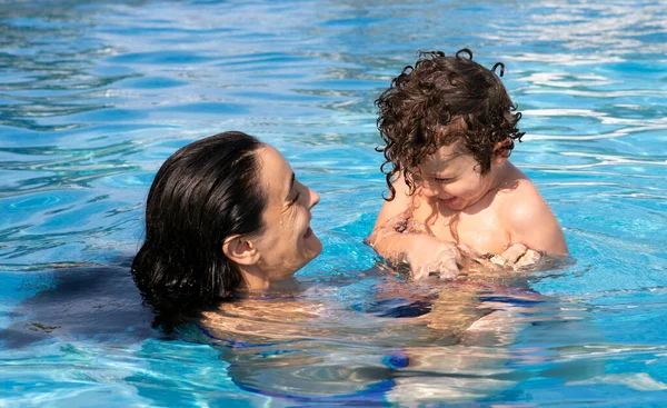 Madre Figlio Fare Bagno Piscina Entrambi Sorridenti Felicemente Guardarsi Mentre — Foto Stock