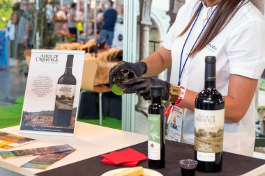 Alicante, İspanya. Alicante 'deki gastronomi fuarında şarap servisi yapan 09-26-2021 kadın (Altos de Orihuela).