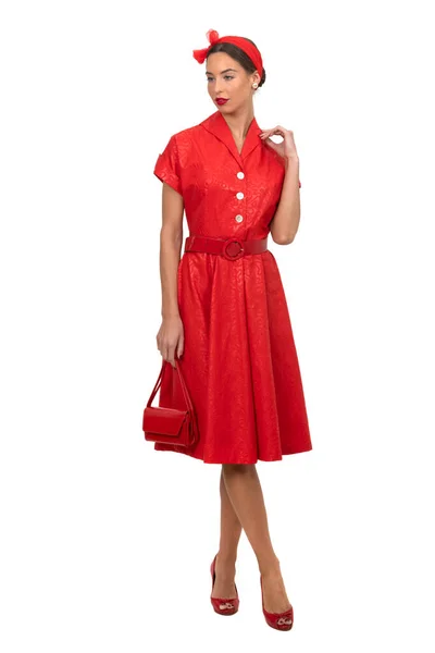 Vacker Kvinna Vintage Röd Klänning Stående Och Ler Isolerad Vit — Stockfoto