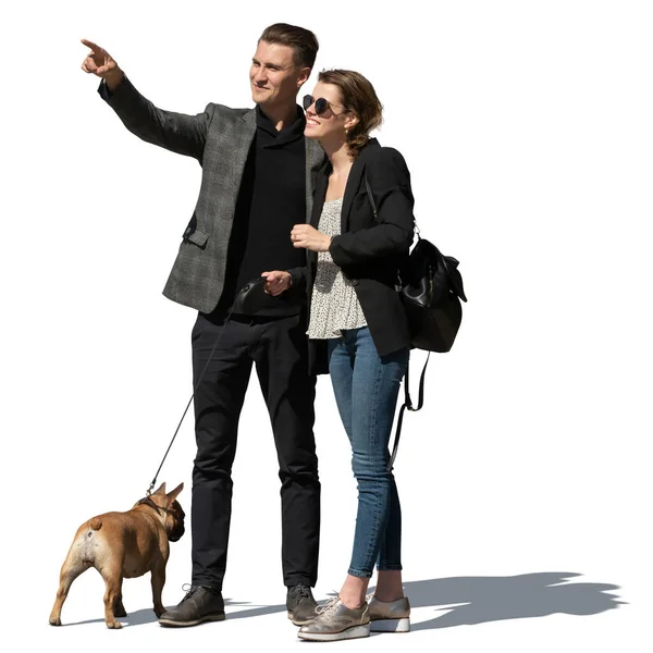 Köpekli mutlu çift beyaz arka planda izole edilmiş bir şeyi işaret ediyor.