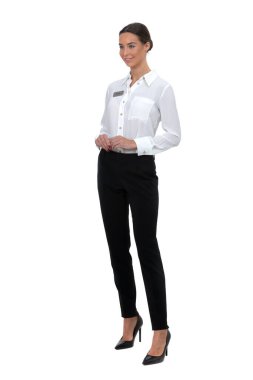 Kadın otel resepsiyonisti beyaz arka planda izole edilmiş ve gülerek duruyor.