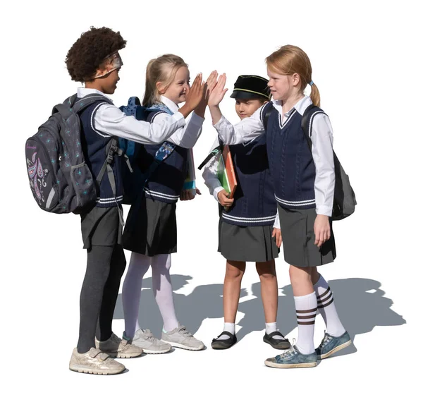 Bir grup liseli kız birbirlerini beyaz arka planda izole edilmiş beşlikle selamlıyorlar.