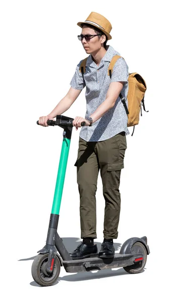 Beyaz arka planda izole edilmiş elektrikli scooter kullanan modaya uygun genç Asyalı adam.