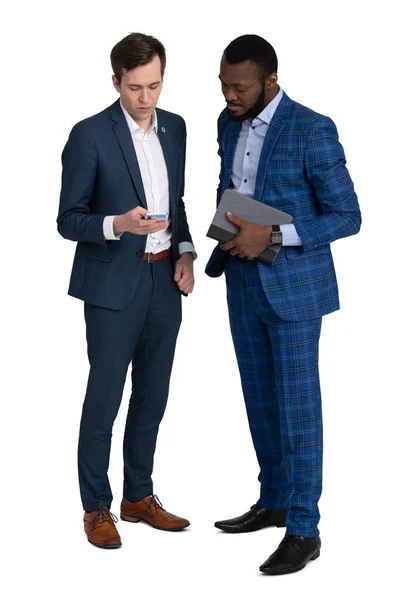 İki ciddi iş adamı beyaz arka planda izole edilmiş planları tartışıyor.