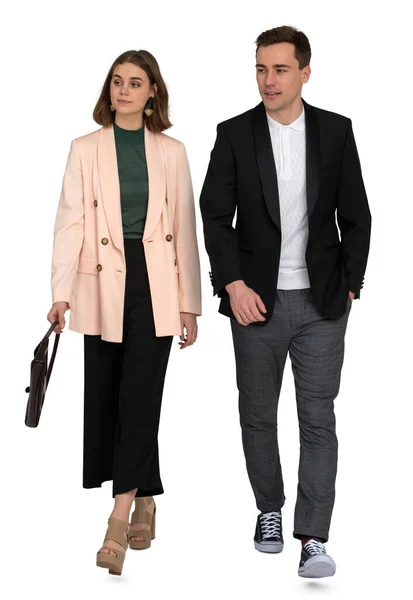 Tarz sahibi çift beyaz arka planda yan yana yürüyor.