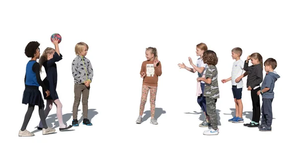 Dışarıda top oynayan bir grup çocuk beyaz arka planda izole edilmiş.