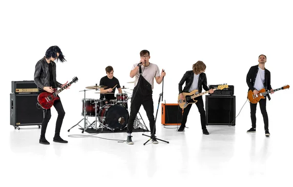 Beyaz stüdyo arka planında beş genç adamdan oluşan rock grubu