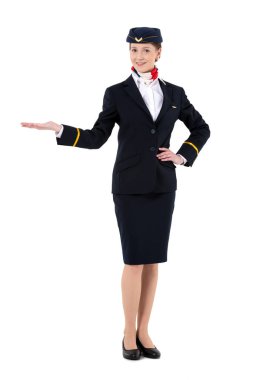 Genç ve çekici hostes güvertede beyaz arka planda izole edilmiş insanları karşılıyor.