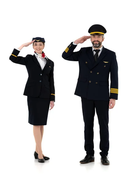 Uçuş görevlisi ve pilot, beyaz arka planda durup selam veriyor.